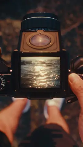 今のカメラにはない、中のミラーが開いて閉じるこの音こそが本当のシャッター音だと思う #フィルムカメラ #レトロカメラ #filmphotography #waistlevelfinder #pentax67 