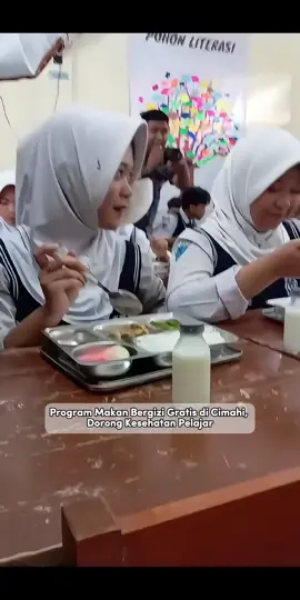 Program Makan Bergizi Gratis (MBG) mulai diterapkan di seluruh Indonesia, termasuk di SMPN 12 Kota Cimahi. Proses pendistribusian menu bergizi kepada para pelajar berlangsung pada Senin (6/1/2025). Program ini bertujuan untuk meningkatkan kesehatan dan gizi anak-anak sekolah di berbagai daerah. #koran #tiktokberita #bangsaonline #harianbangsa