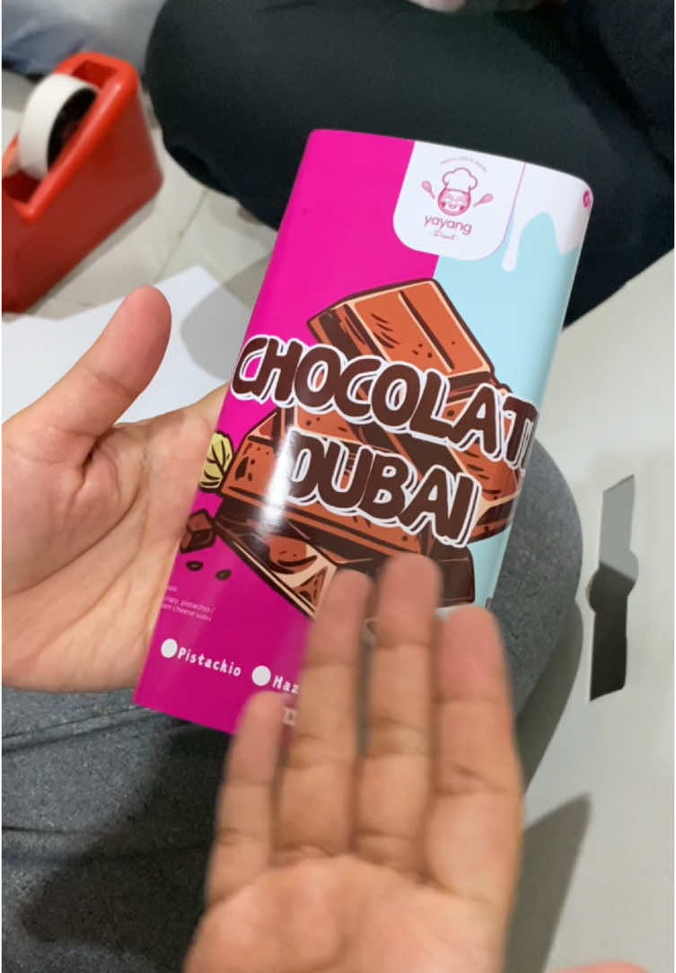 Siapa niih yang udah nyobain Coklat Dubai Ukuran Jumbo nyaa?? #yearendsale #wajibgajian #coklatdubaiviral #fyp #viral #dubaichocolate #kulinerindonesia #tasikmalaya #foryourpage #dubaiviral #trend #dessert #trending #coklatdubai 