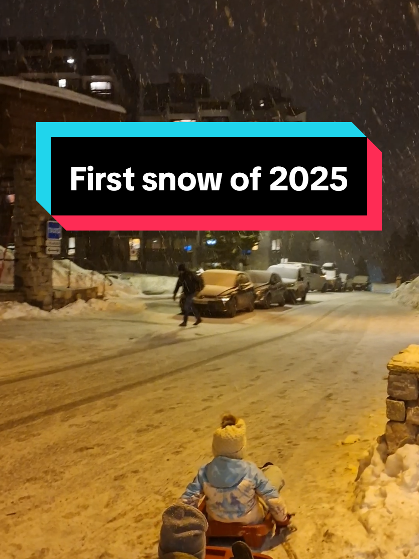 Did everyone have a snowball fight when it first snowed in London and the UK in 2025? And who has seen these cool snowball makers by the way? They are so useful and create the perfect snowball! #snowballfight #firstsnow #firstsnow2025 #londonsnow #uksnow 