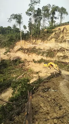 Mubuat Terasan di musim hujan rawan longsor #operatorexcavator #komatsu #fyp 