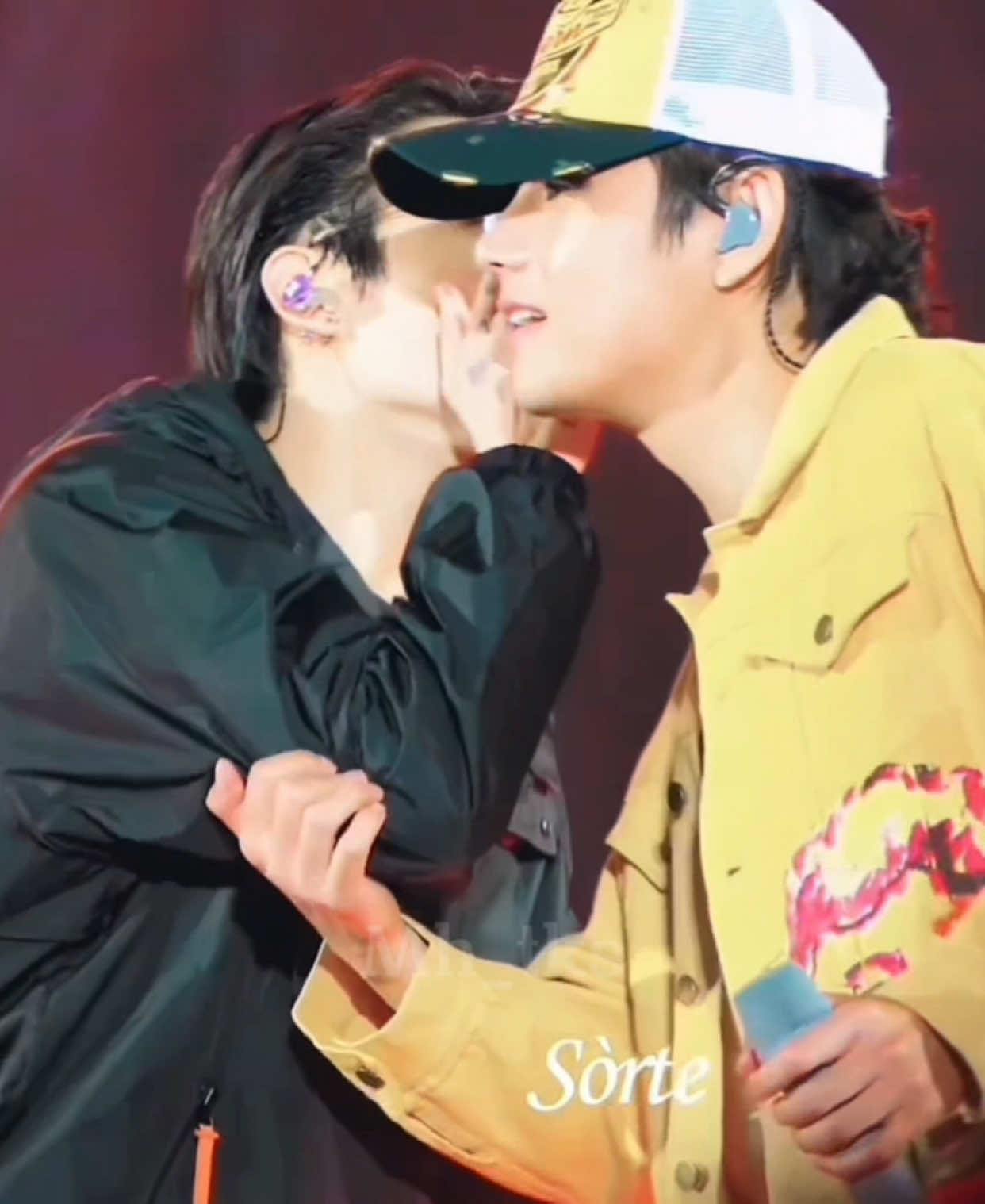Gần nhau lắm rồi otp ạ 🥹#taekook #taehyung #jungkook #allfortaekook🐯🐰 #fyp #fypシ #xuhuong 