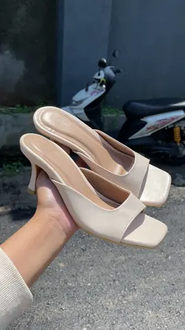 #heels #sepatuwanita #heelscantik #sendal #flatshoes #sepatuwanita 
