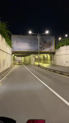 Video pemandangan kota Jakarta malam hari 4K HD video jalan raya Jakarta video random buat prank temen, story Instagram WhatsApp video prank sehari hari video lagi dibonceng motor jalan terowongan pondok indah. . . #fyp #jakarta #viral
