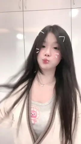 E tên Linh xăm hello kitty xinh xinh 🍭