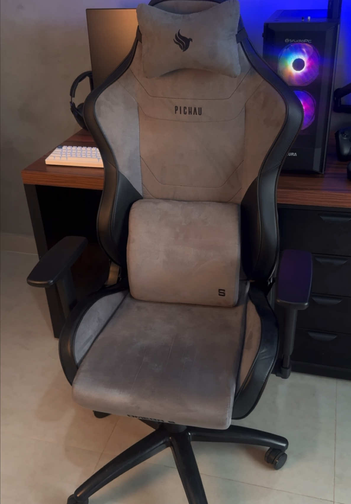🎮💺 TOUR pela cadeira gamer do meu marido: Ômega S da @Pichau ! 👉 Design incrível, conforto top e resistência que impressiona (aguenta até 150kg 💪). Será que é a melhor cadeira gamer custo-benefício? 🤔 Confira os detalhes no vídeo e já salva pra quando for montar seu setup! 🔥 📌 Link na bio pra garantir a sua e me segue pra mais reviews sincerões! 💜 #cadeiragamer #reviews #setupgamer #pichau #dicas 