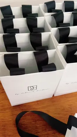 Encante seu cliente com embalagens elegantes e personalizadas! 🤩 Sacola com alça de gorgurão e laminação brilho✨ Acesse o nosso site, link na bio!  #papelariapersonalizada #embalagempersonalizada #sacolaspersonalizadas #personalizados #profissionais #feitocomamor 