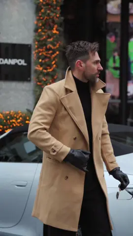 Minimal, elegant, irresistible: total black with camel coat! 🟫♠️ This is the look that never fails! A total black outfit, paired with camel coat is the real king of winter a must-have that crosses the seasons without losing its charm.   The secret? Simplicity 💪 What color do you prefer for winter❓ Let me know in the comments ⬇️ #inspiration  #fashiontiktok  #winterfashion   