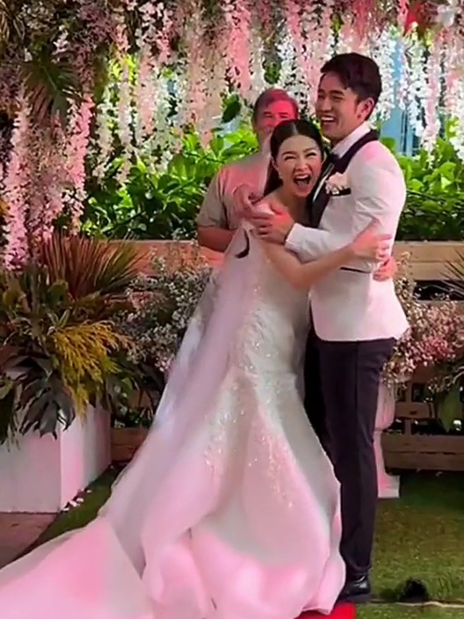 Who remembered this wedding scene for Maging Sino Ka Man? It feels so real, genuine and intimate. AAA it hits differently now. I love you both 🥹🤍🎀🧿 @davidlicauco @Barbie Forteza #barda #mariaclaraatibarra #davidlicauco #barbieforteza #filay #fyp