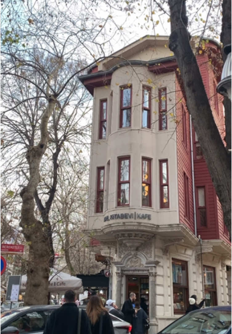 Çok rahat bir kitapçı🤍✨ 📍Nail Kitabevi & Cafe, Üsküdar, İstanbul English books are available eventhough it’s not that much😉 but still goood! #BookTok #bookstore #library #bookworm #books 