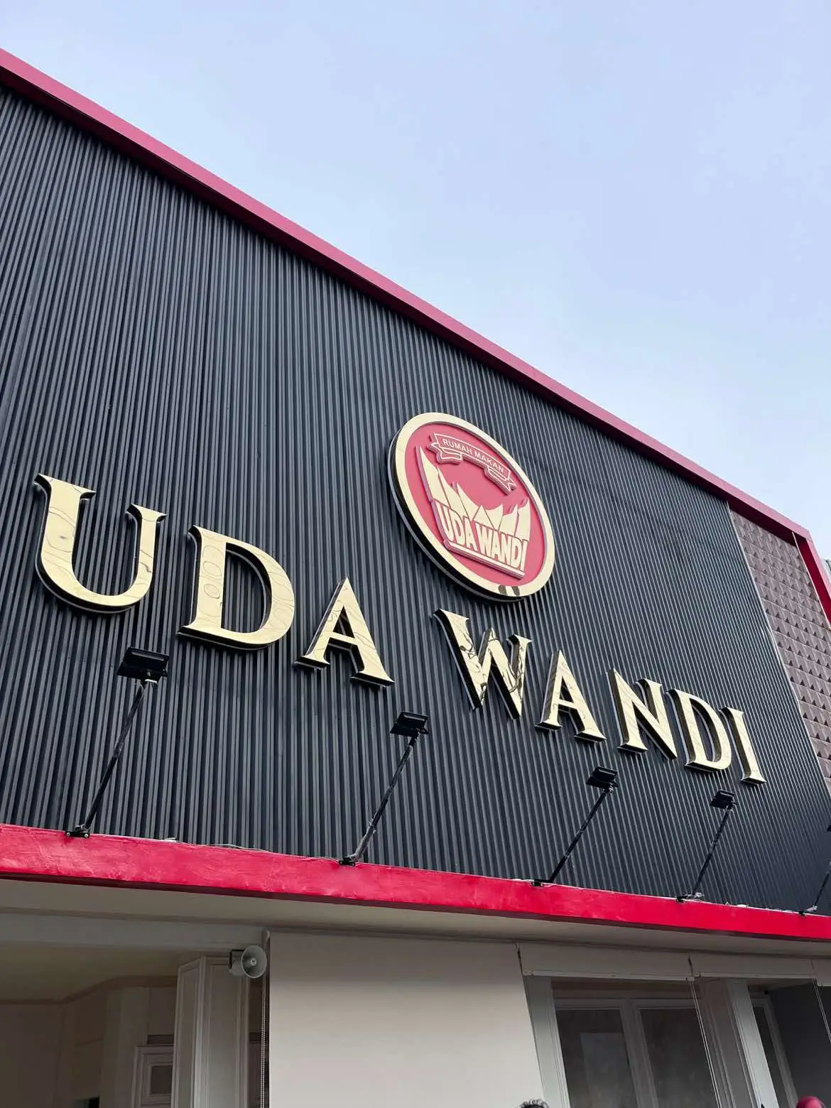 Siapa yg udah makan di uda wandi baru?! Tempat lebih besar, bersih dan mewah. Untuk harga ada perbedaan sedikit dengan tempat yg begini rekomen bgt ya apalagi buat kantong pelajar dan anak kantoran yg mendang mending makan enak dan kenyang!✨ Oh ya disini ada musholla, VIP room cocok untuk acara keluarga atau kantor. Kalian suka uda wandi menu apa guys?🤗 📍 @Uda Wandi  Jl. Puncang Anom Timur No. 21-A Surabaya Buka jam 09.00 - 21.00 #surabaya #surabayahitz #surabayakuliner #surabayaterkini #surabayahits #kuliner #kulinersurabaya #kulinersurabayamurah #kulinermurah #kulinersurabayatimur #kulinernasipadang #kulinernasipadangsurabaya  #nasipadang #nasipadangsurabaya #udawandi #udawandi3 #kulinerenak 