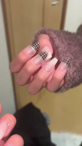 capcutほぼ有料化無理すぎるんだけどどうしようー！！#セルフネイル #ジェルネイル #セルフネイル初心者 #ネイルデザイン#ガーリーネイル #千鳥柄ネイル 