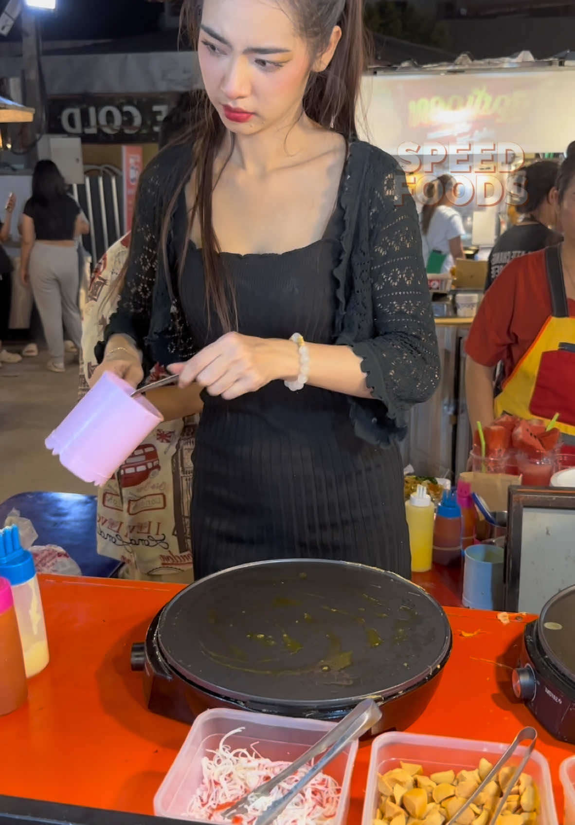 Beautiful lady selling omelette rice wrap - แม่ค้าน่ารักทำข้าวห่อไข่ ตลาดมืดเวียงจันทร์ 📍Sihom market Vientiane Laos #food #reels #Foodie 