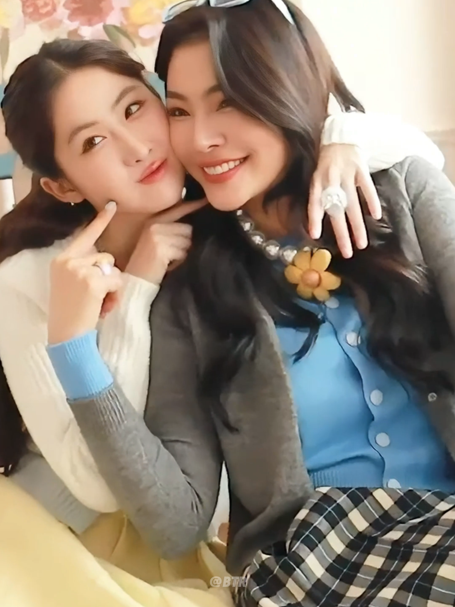 Faye & Yoko looking cute & gorgeous RETRO Magazine 画报 photoshoot vlog #FayePeraya #YokoApasra #ninestarstudios #Blanktheseries