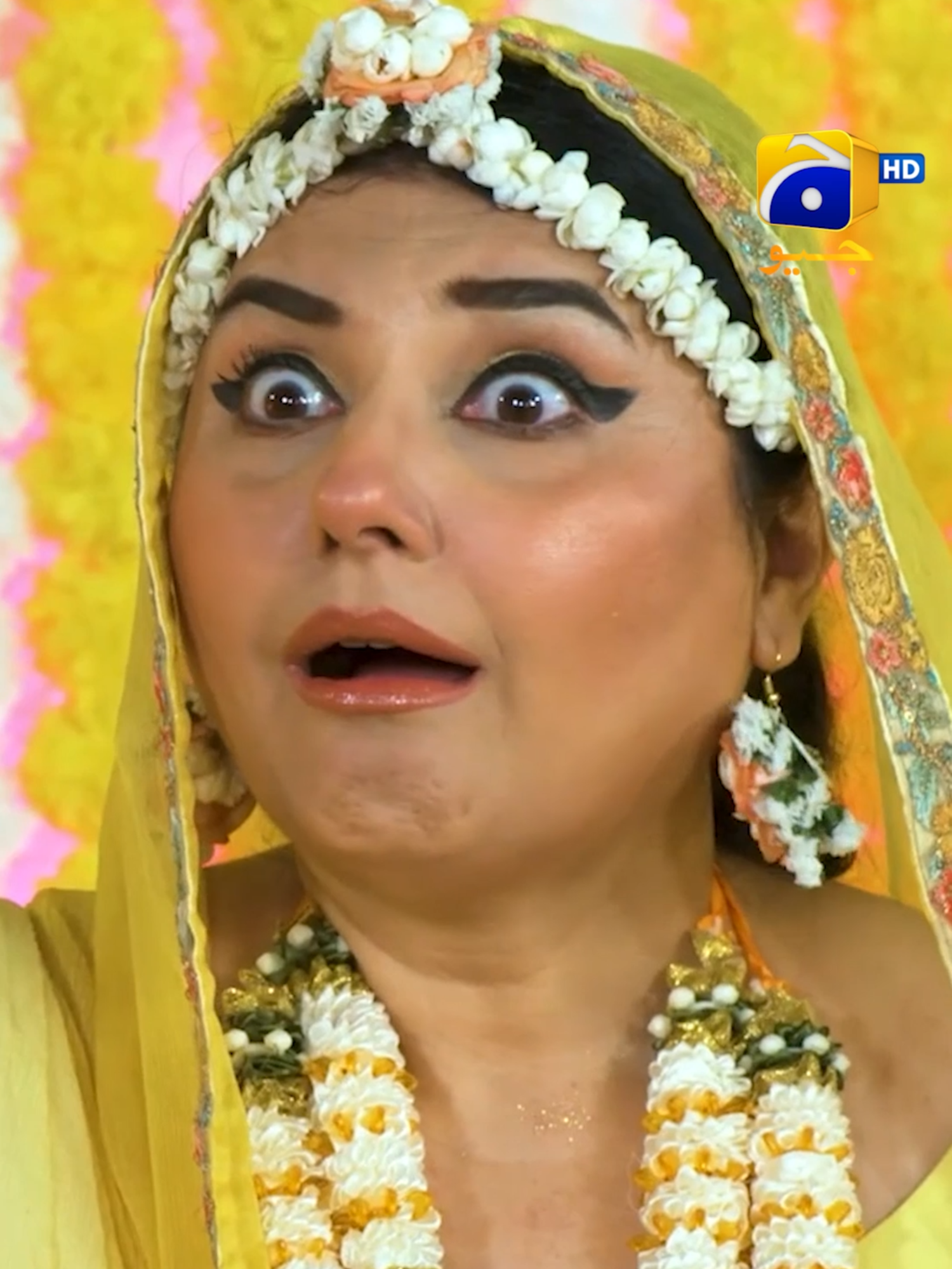 Bajjo met Ahmer for the first time. #whattowatch #JaveriaSaud #SaminaAhmed #SuqaynahKhan #ArezAhmed