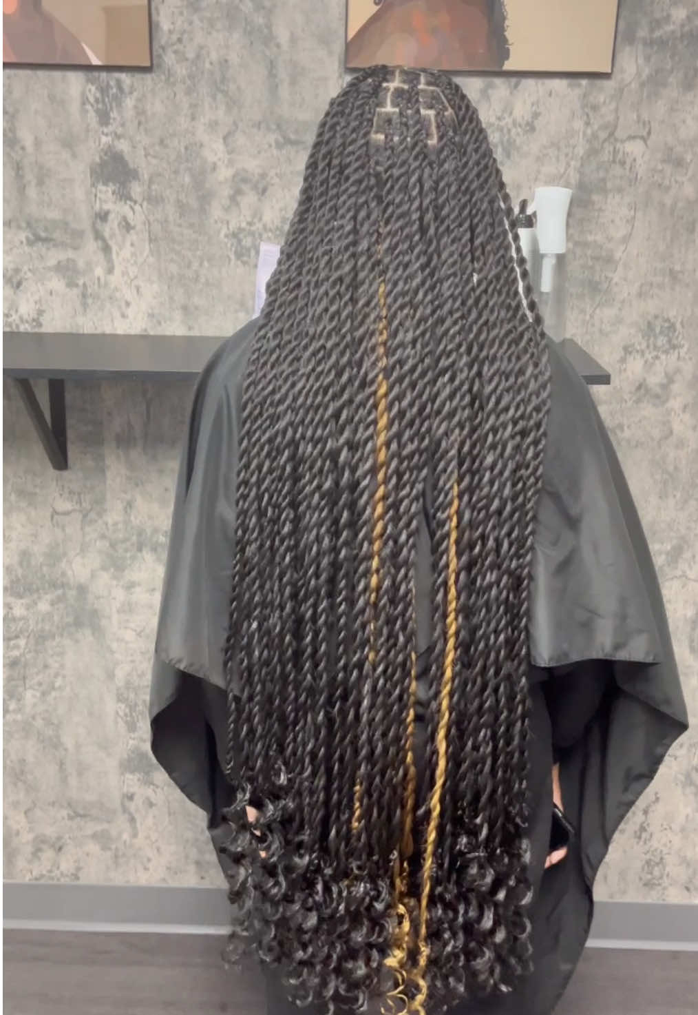 I’m not gonna lieee but my twist look GOOD 🤎.  Style shown: smedium thigh length island twist w peekaboo color (no curls). Wash/ blow dry & hair included with all braided styles.  #clthairstylist #clthair #islandtwist #bohoknotlessbraids 