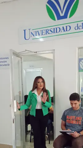 Odili Vargas nos visita y nos comparte su experiencia como graduada en Ciencias de la Comunicación y cómo su hija continúa ese legado, ahora estudiando Diseño Gráfico en la Universidad del Valle. ✨ Una generación que se inspira y sigue creciendo en una institución que fomenta el talento y la creatividad. ¿Y tú, qué estás esperando para ser parte de la Universidad del Valle