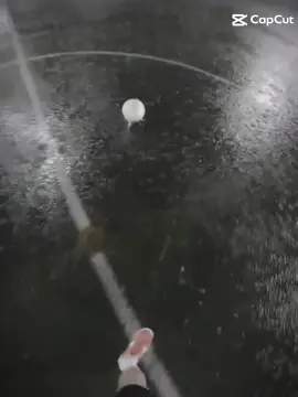 chill 1 tí nhé, thích cái cảm giác đá banh dưới mưa😊😁 nguồn@thyfreestylesoccer 