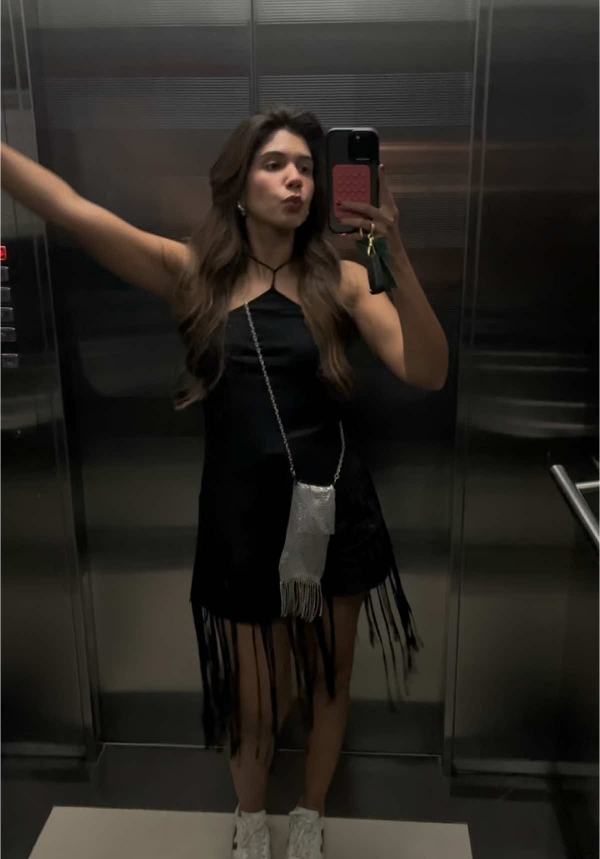 Planes improvisados conllevan looks improvisados🤣🤌🏼 fit check 4/30 ft. Una acompañante #parati #fyp #ApprovedbyA #OOTD #outfitideas #ootdfashion 