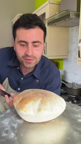 الخبز العربي بابسط طريقه  لكل 4-2 كيلو طحين خبز أبيض قوي (نسبة البروتين 16-12 غرام:) ملعقة صغيرة ملح ملعقة كبيرة سكر ملعقة كبيرة خميرة ماء دافئ إلى ساخن كل كيلو طحين بيعمل 15 رغيف حجم متوسط #خبز #ابوجوليا #حبيبنا_اللزم #وصفات #طبخ 