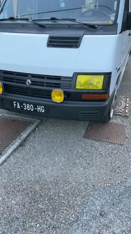 #renault #renaulttrafic #renaultsport #yougtimer #volkswagencombi #pourtoii #lyon #funk #turbodiesel 