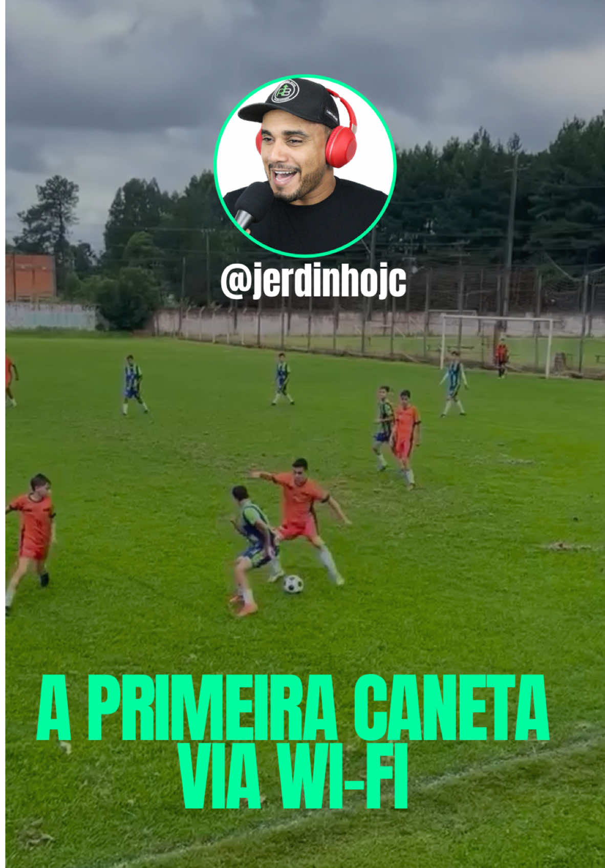 Ele aplicou uma caneta só com o balanço do corpo! ⚽🔥 Sem tocar na bola, deixou o adversário sem reação. Que drible lindo, puro futebol arte! Jogador com muito recurso é outro nível! 👏🎨 #jerdinhojc #FutebolArte #Caneta #DriblesIncríveis #futeboldevárzea 