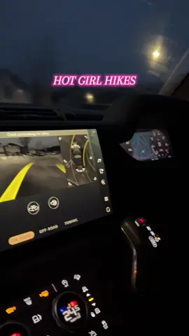 Hot girl hikes only 💅🏽💪🏽