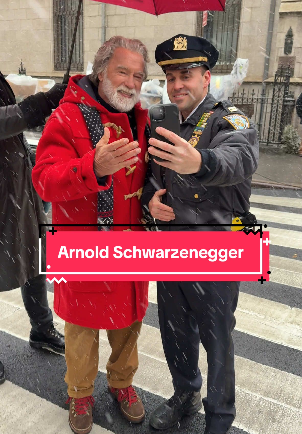 Arnold Schwarzenegger was meeting with the NYPD today on his new Christmas Movie filming set 🥰🌲 #arnoldschwarzenegger #bts #nypd #themanwiththebag #nyc #filming