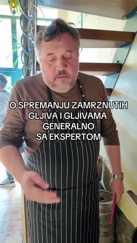 Gospodin Birča, vrsni poznavalac gljiva sprema svoju selekciju koju je ubrao i zamrzao. 