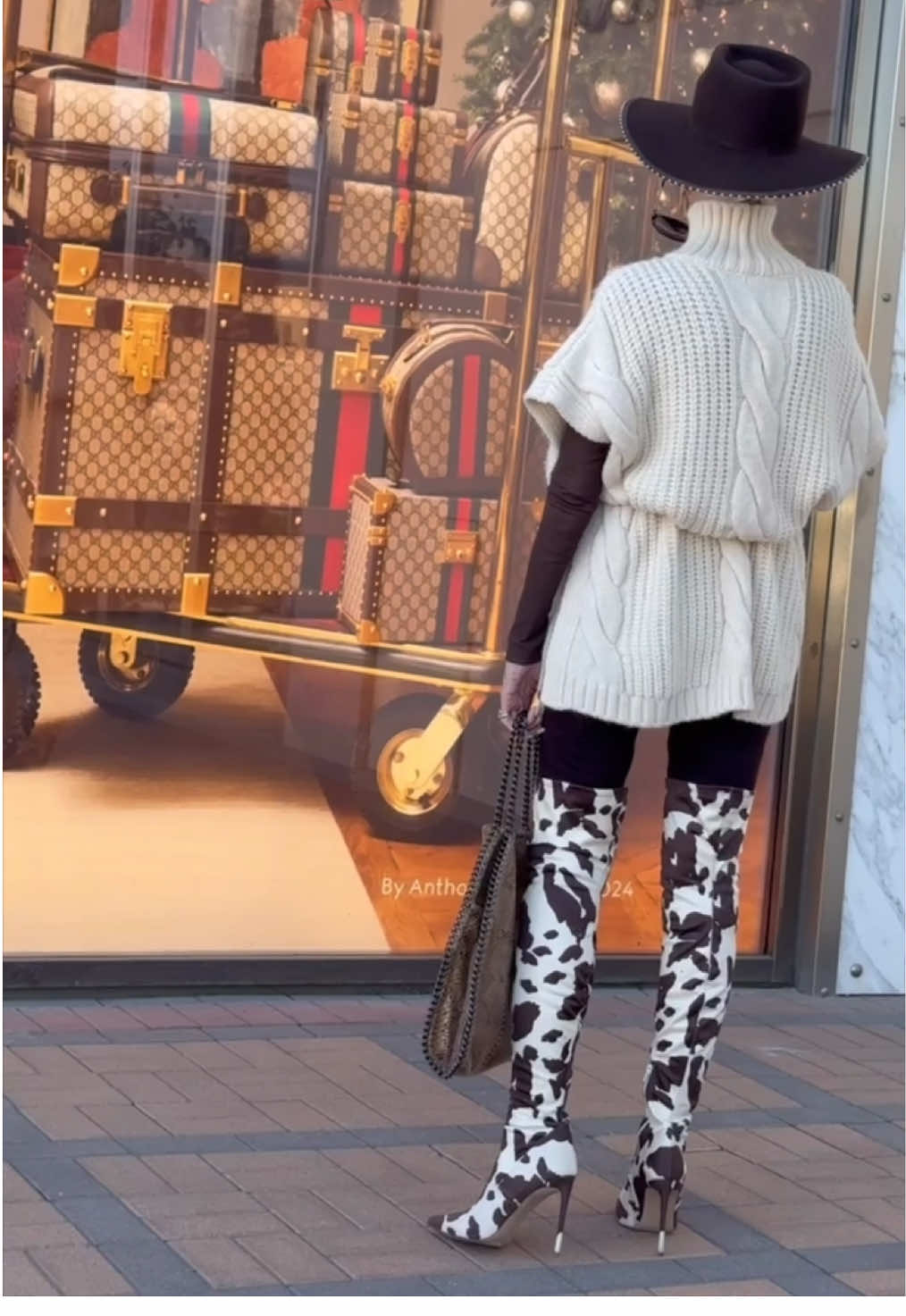 BRAVO ANTHONY &  @Gucci …….!!!!! I REVELED IN THIS FABULOUS INTERPRETATION OF HOLIDAY SPLENDOR….. Drew me as close as close would allow me to get❣️❣️❣️ ❤️❤️❤️❤️❤️❤️❤️❤️❤️❤️❤️ . #fashionover70 #StreetStyle #styleover70 #glamsession 