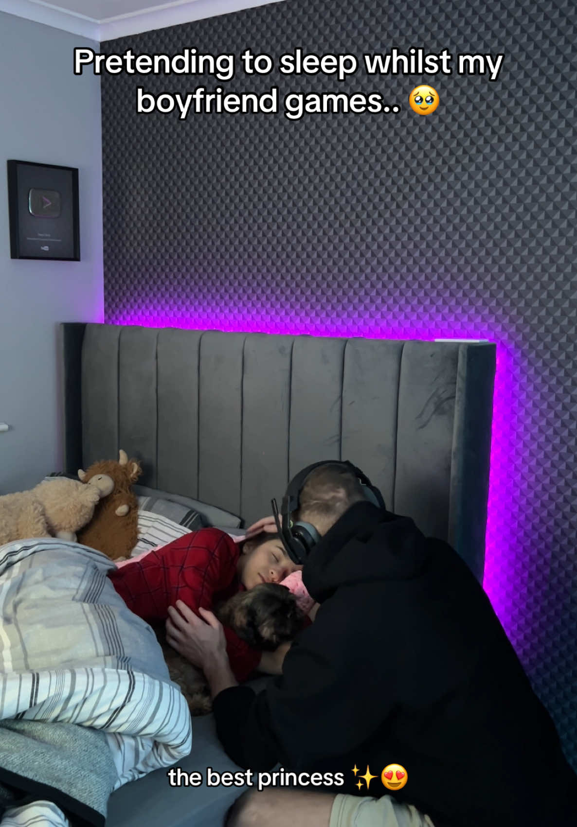 I love it when he checks on me whilst he’s gaming 🥹😍  #boyfriend #couple #Relationship #sleep #fyp 