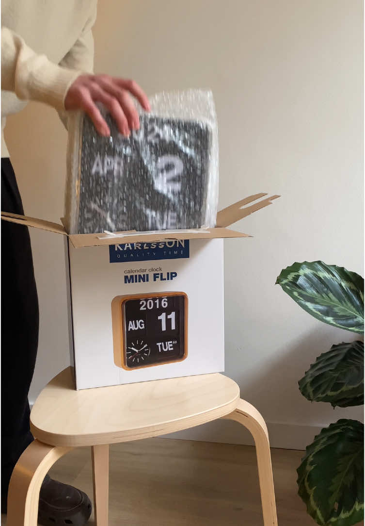 Nuestro nuevo reloj/calendario 🎁#flipclock #homedecor #interiordecor #calendar #cozy #karlsson 