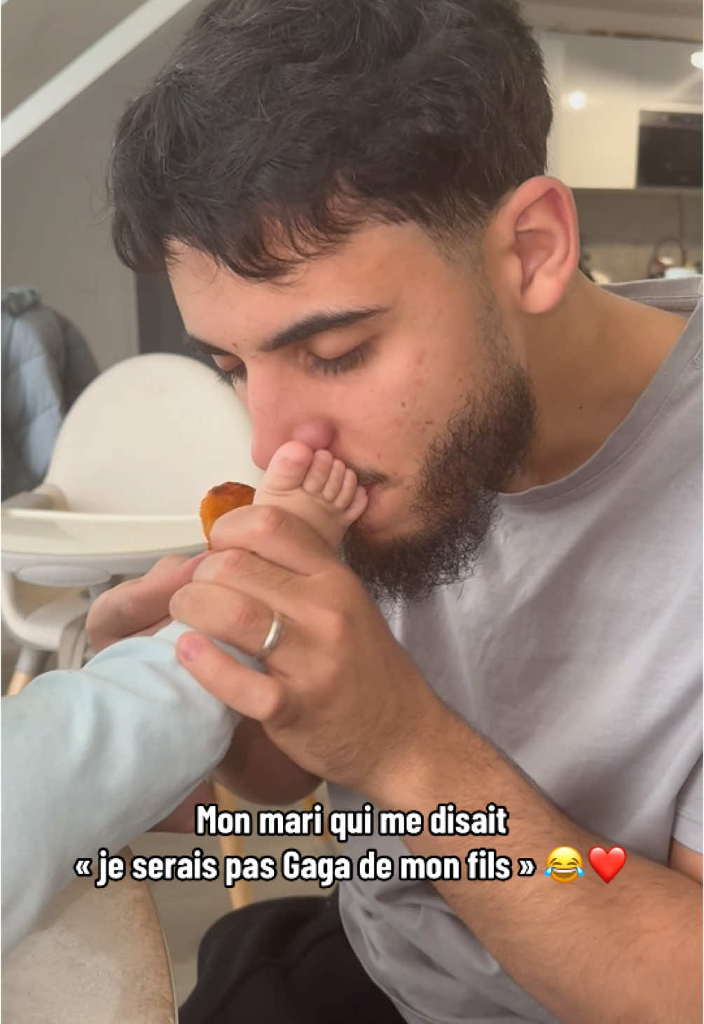 Trouvez moi plus papa poule 😂🐓  #couple #couplegoals #humour #pourtoi #couplecomedy #family #parentsoftiktoks #parents #papa #cute #baby #moulayetsoum 