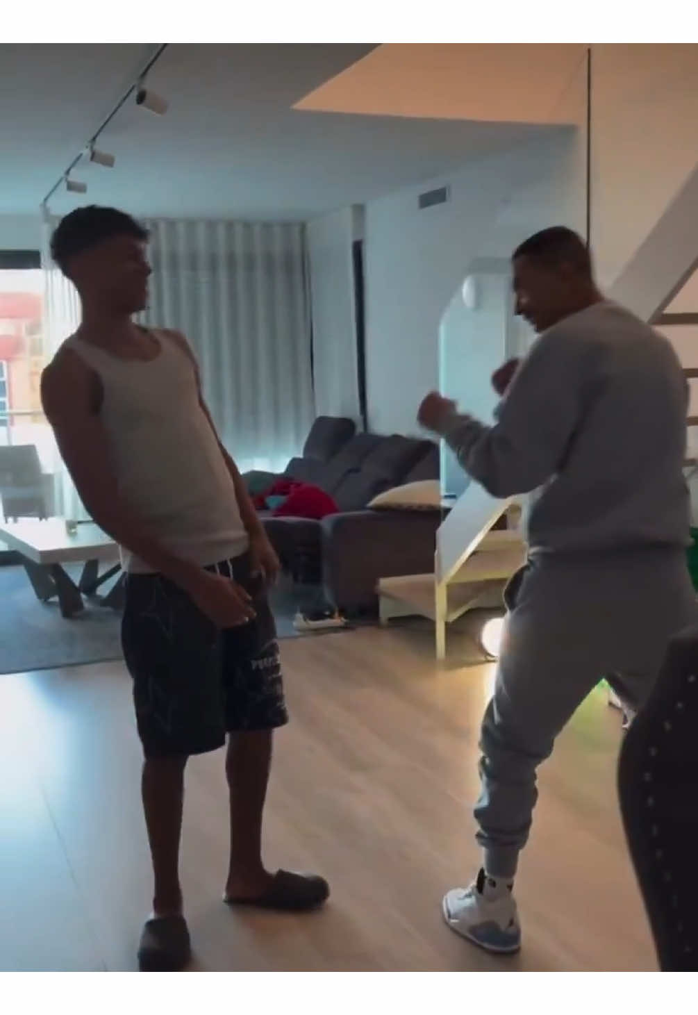 😅😂 El padre de Lamine Yamal bromeando con su hijo 🎥 @hustle_hard_304 en IG #lamineyamal #lamine #hustlehard #hustlehard304 #tiktokfootballacademy #deportesentiktok #fcbarcelona #barça 