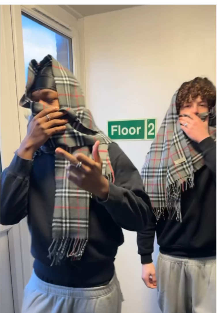 Burberry scarf winta🧣 @Archie @redswear  #ukstreetwear #fashion #fashiontiktok #baggyjoggers #tns #fitspo #skepta #burberry #stopmotion 
