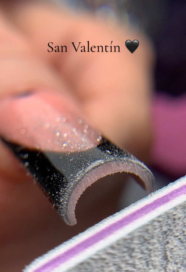 Un diseño San Valentin 🖤 utilizando el •HP135 •Crystal Clear •Top Coat de @Honey Phan CODE: “Becerra10” para 10%off ,esta tarde tenemos LIVE no te lo pierdas  🫶🏻, #valentinesnails #uñassanvalentin #uñasconcorazones #heartnails #blackfrenchnails #blacknails #blacknailtech #nailtutorial #tecnicadeuñas #nailtech #uñasacrilicas #uñas2025 
