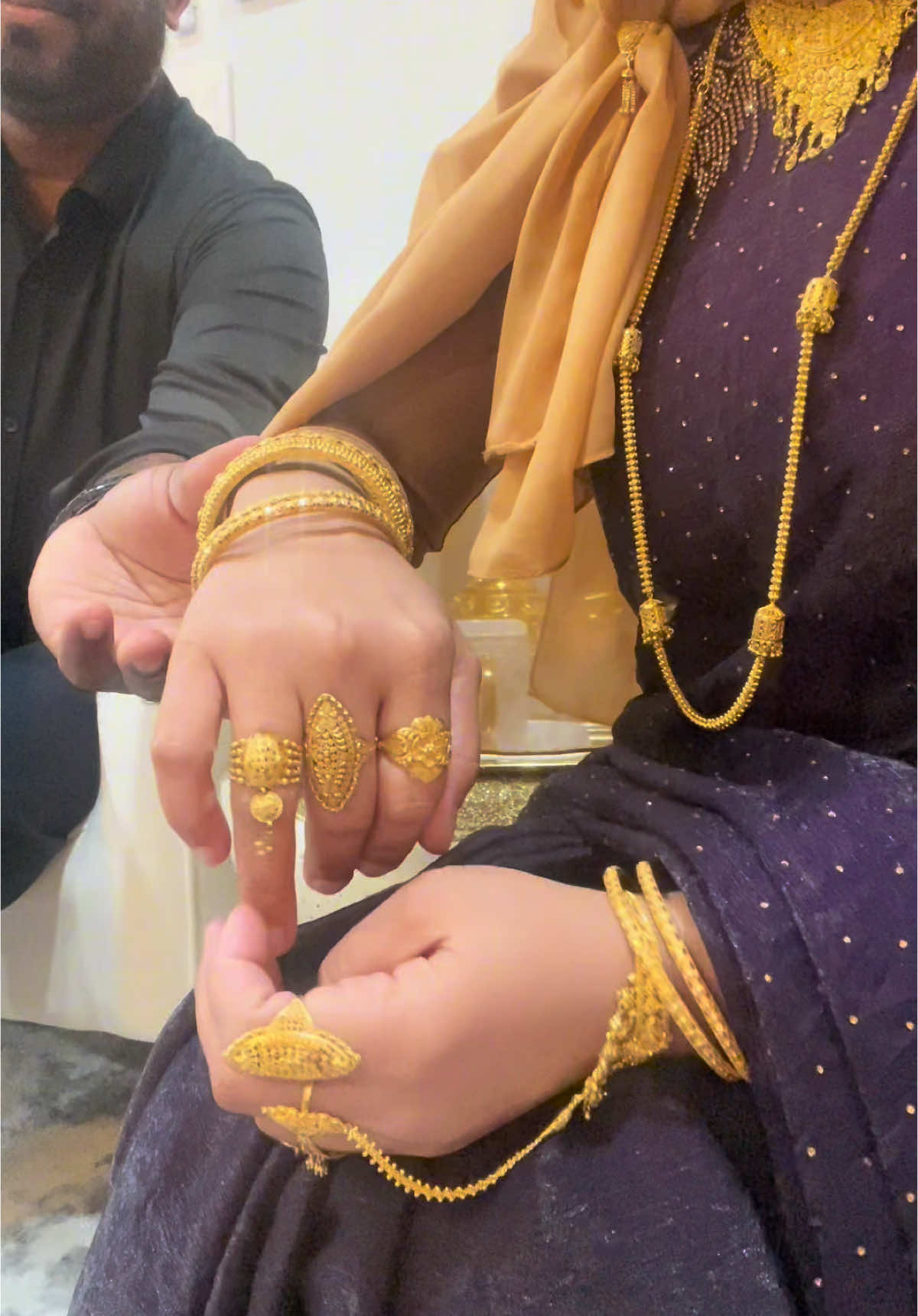 Lovely gift from my husband #fyp #fypシ゚viral #foryoupage #couple #couplegoals #22kgold #goldjewelry #viral 