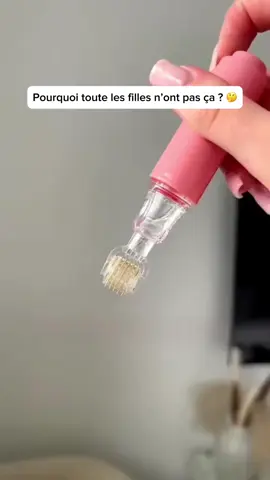 💖 Des lèvres pulpeuses et lisses, naturellement ! 💖 Découvrez notre Derma Roller Titanium spécialement conçu pour les lèvres 👄. Grâce à ses micro-aiguilles en titane, ce soin stimule la production de collagène et booste l'efficacité de vos sérums pour des lèvres hydratées, repulpées et visiblement plus jeunes. ✨ Les bienfaits du Derma Roller pour vos lèvres : ✅ Stimule la production naturelle de collagène ✅ Lisse les ridules autour des lèvres ✅ Améliore la pénétration des sérums pour des résultats optimaux ✅ Apporte volume et éclat naturel 📌 Astuce beauté : Appliquez votre sérum préféré après le passage du roller pour maximiser les bienfaits hydratants et anti-âge. Utilisez 2 à 3 fois par semaine pour des résultats visibles 💧. 💋 Dites adieu aux lèvres sèches et aux ridules ! Offrez à vos lèvres un soin digne d'un institut, depuis chez vous. 🛒 Disponible sur www.eclat-collagene.com 📦 Livraison rapide & satisfait ou remboursé #soinbeaute #ÉclatCollagène