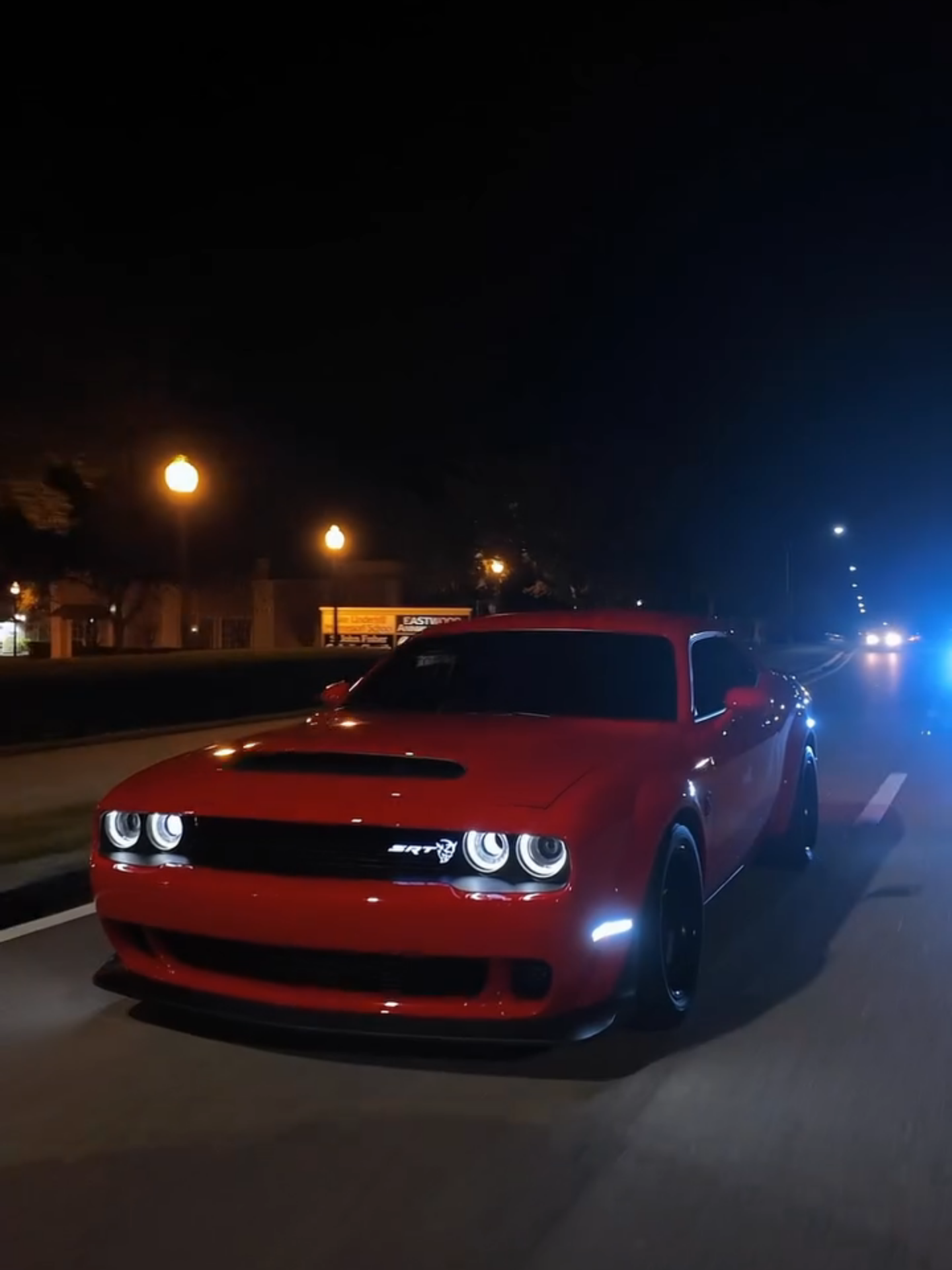 Dodge Challenger SRT Demon The Dodge Challenger SRT Demon, launched in 2017, is a high-performance sports car. It is equipped with a supercharged 6.2 liter HEMI V8 engine, producing 840 horsepower and 1044 Nm of torque, which allows it to accelerate from 0 to 100 km/h in 2.3 seconds and cover the quarter of mile in 9.65 seconds. It is designed for drag racing with special tires and adapted suspension. Produced in a limited edition of 3,300 units, it is distinguished by an aggressive design, reduced weight and performance-oriented equipment. Its starting price was around $85,000. The SRT Demon is an icon of modern muscle cars. La Dodge Challenger SRT Demon, lancée en 2017, est une voiture de sport haute performance. Elle est équipée d’un moteur V8 HEMI de 6,2 litres suralimenté, produisant 840 chevaux et 1044 Nm de couple, ce qui lui permet d'accélérer de 0 à 100 km/h en 2,3 secondes et de couvrir le quart de mile en 9,65 secondes. Elle est conçue pour les courses de drag avec des pneus spéciaux et une suspension adaptée. Produit en édition limitée à 3 300 exemplaires, elle se distingue par un design agressif, une réduction de poids et des équipements axés sur la performance. Son prix de départ était d’environ 85 000 $. La SRT Demon est une icône des muscle cars modernes. #dodgechallenger #srtdemon #ExhaustSound #puresound #luxury #pourtoi #fyp