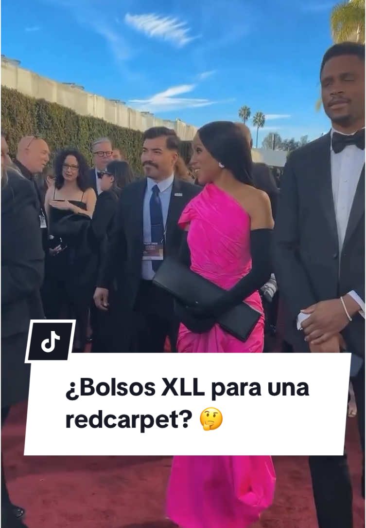 Así comenzaron los #goldenglobes y sorprendentemente #KerryWashington en rosa fucsia!! ¡Guantes y bolso XLL!    #looks #fashion #women #trendy #jomarigoyso #actriz #premios #oscars #film #hollywood #movie #movies #actor #cinema #academyawards #actress #redcarpet