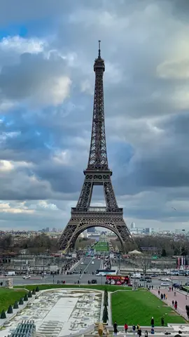 Descubra os 10 principais pontos turísticos de Paris – do Moulin Rouge à Torre Eiffel! ✨ 10. Moulin Rouge Começamos com o icônico cabaré vermelho que marcou a Belle Époque! Cheio de história e glamour, o Moulin Rouge é um símbolo da noite parisiense. 🌿 9. Jardim de Luxemburgo Um refúgio no meio da cidade! Caminhar por esses jardins é como se desconectar do mundo e entrar em um cenário digno de contos de fadas. 🎨 8. Museu d’Orsay Amantes da arte, preparem-se! Este museu reúne obras impressionistas que vão de Monet a Van Gogh, tudo dentro de uma antiga estação de trem. 🌊 7. Rio Sena O coração de Paris! Um passeio de barco pelo Sena é um jeito mágico de ver a cidade e seus monumentos, especialmente ao entardecer. 🌉 6. Ponte Alexandre III A ponte mais linda de Paris (e talvez do mundo)! Suas esculturas douradas e vista incrível tornam o local perfeito para fotos. ⛪ 5. Basílica de Sacré-Coeur No topo de Montmartre, a basílica oferece uma vista de tirar o fôlego e um ambiente de paz. Vale a subida, prometo! 🌟 4. Champs-Élysées e Arco do Triunfo A avenida mais famosa de Paris, terminando no majestoso Arco do Triunfo. Um lugar perfeito pra curtir lojas, cafés e aquela vibe parisiense. ⛪ 3. Catedral de Notre-Dame Apesar do incêndio, Notre-Dame segue imponente. Um ícone gótico cheio de detalhes que encantam todos que passam por lá. 🎭 2. Museu do Louvre O maior museu do mundo e lar da Mona Lisa. Perfeito para quem ama história, arte e arquitetura. Reserve tempo, porque é imenso! 🌟 1. Torre Eiffel Nada representa Paris melhor! Seja do chão, do topo ou à distância, a Torre Eiffel é sempre um espetáculo. À noite, iluminada, é ainda mais encantadora! 🌍 Qual é o seu favorito? Marque quem vai com você pra Paris e comente qual desses lugares você quer conhecer primeiro! 👇 #viagem #belovety #paris #torreeiffel #travel #turismo 