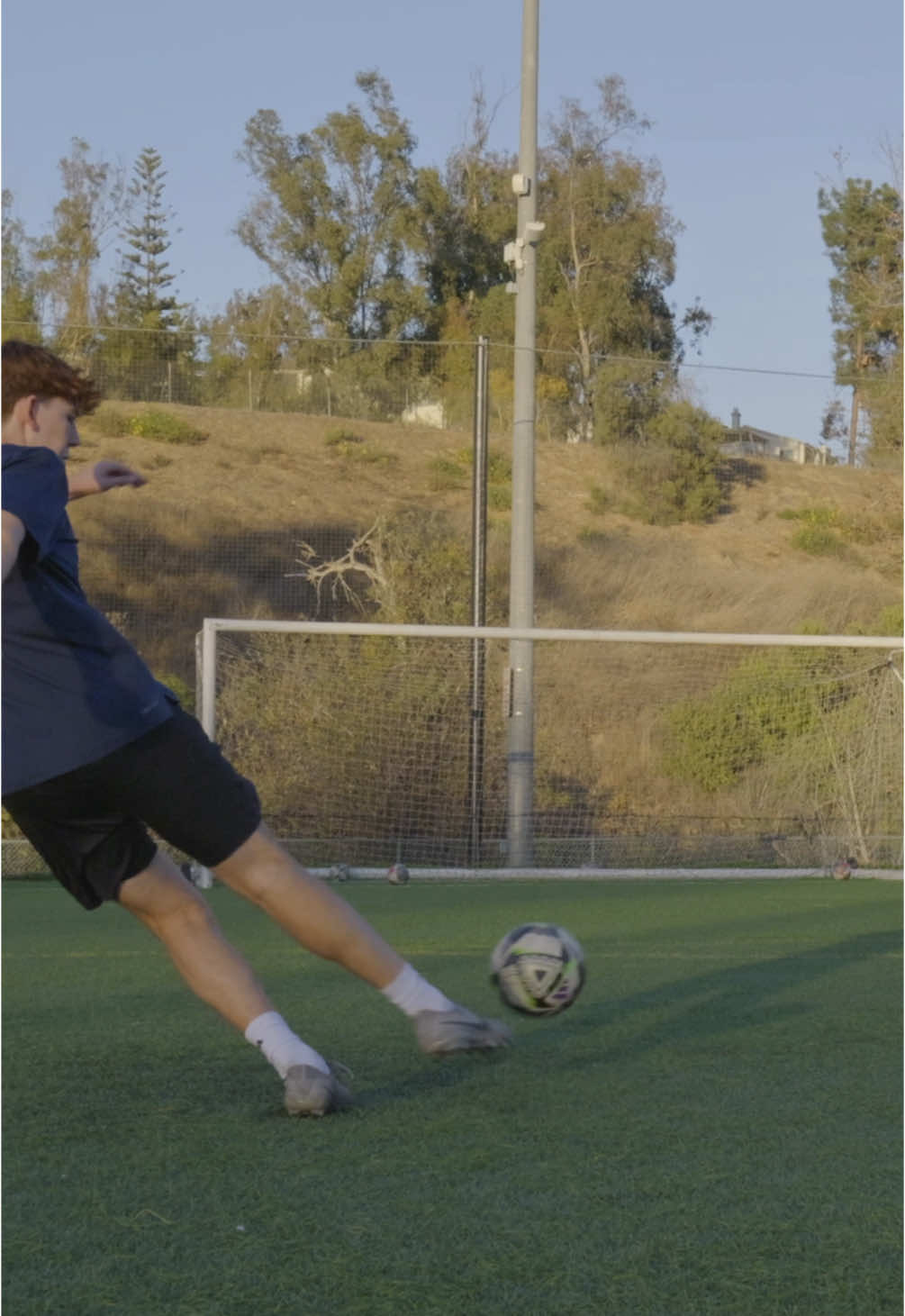 1 or 2? Follow for more 🙌🏻 #Soccer #football #soccertraining #soccerdrills #asmr #training #volley #shooting #staythunderous 