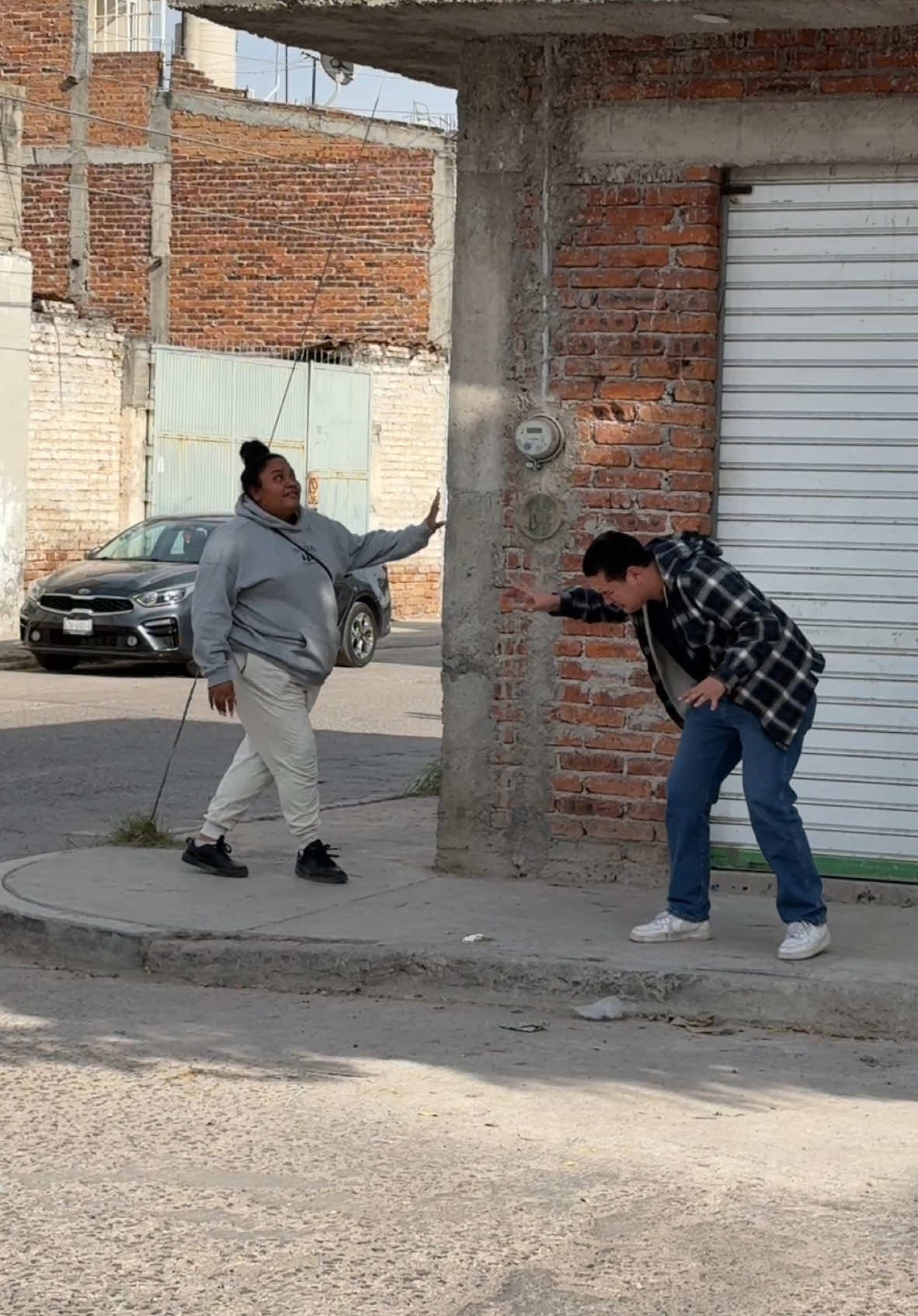 Cuidado con los Huev** 😂🥚 #camaraescondida #broma #comedia 