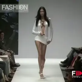 #julianaimai 🇧🇷🇯🇵 for S/S #krizia 2005 __________________________________ #Runway #model #fyp #runwaywalk #viralvideo #fashiontiktok #fashion #highfashion #modeltok #fashionshow #SuperModel #00ssupermodel