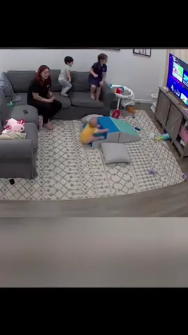 Safety head protection backpack keeping your baby safe ! #babyregistry #babystuff #firststeps #babytok #mom #baby #babyfashion #fyppppppppppppppppppppppp 