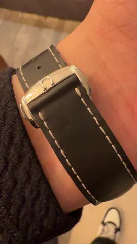 “Cuando precisión y aventura se encuentran: el Omega Seamaster Planet Ocean Chronograph 2210.50. Diseñado para dominar el océano con 600 metros de resistencia al agua y un cronógrafo automático que nunca falla. Estilo, funcionalidad y robustez en un reloj que impone tanto en las profundidades como en la superficie. Descubre el ícono del tiempo. #OmegaSeamaster #PlanetOcean #RelojesDeLujo 