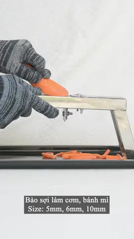 Bàn bào sợi rau củ inox dạng ghế có thể thay lưỡi, bào đồ chua, sợi gỏi, bếp ăn công nghiệp Bạn đang sở hữu quầy bánh mì hoặc điều hành một bếp ăn công nghiệp? Bạn đang tìm kiếm một giải pháp bào sợi rau củ nhanh chóng, hiệu quả và bền bỉ? Hãy tham khảo qua bàn bào sợi inox của xưởng mình: Với chất liệu inox cao cấp, sản phẩm bền bỉ gấp nhiều lần so với các loại bàn bào gỗ hay nhựa truyền thống. Thiết kế khoa học giúp bạn bào sợi nhanh chóng, đều đẹp, tiết kiệm thời gian và công sức. Đặc biệt, sản phẩm có thể bào một lượng lớn rau củ chỉ trong thời gian ngắn, đáp ứng nhu cầu của các bếp ăn công nghiệp. Vì sao nên chọn bàn bào sợi inox? + Độ bền cao: Chất liệu inox không gỉ, chống ăn mòn, chịu được cường độ làm việc cao. Tuổi thọ khung inox trên 10 năm. + Hiệu quả: Bào sợi nhanh chóng, đều đẹp, tiết kiệm thời gian. + Đa năng: Phù hợp với nhiều loại rau củ, đáp ứng nhu cầu chế biến đa dạng. + Thay phụ kiện linh hoạt: thay răng bào sợi mới dễ dàng, không cần mua mới cả bàn bào. + Vệ sinh: Bề mặt inox trơn nhẵn, dễ dàng vệ sinh. Sử dụng xong xả với nước là sạch. Bạn có thể chọn 1 trong 7 size sợi: 1.8mm, 3mm, 4mm, 5mm, 6mm, 8mm và 10mm. Bên cạnh đó, bạn có thể điều chỉnh độ dầy của sợi rau củ linh hoạt từ 1.5mm đến 10mm bằng cách chỉnh độ cao của tấm nâng. Tiện lợi hơn nữa, bạn có thể tháo hẳn răng bào sợi ra để thái lát. Hãy liên hệ shop nếu bạn có nhu cầu mua sản phẩm để cắt lát. Phần lớn khách hàng mua bào sợi inox để làm củ cải ngâm chua ăn bánh mì, cơm tấm nhưng bạn cũng có thể sử dùng bào sợi inox để: - Bào sợi cà rốt, củ cải sợi vuông, to để làm cơm cuộn hàn quốc kimbap, sushi... - Bào sợi dưa leo, dưa chuột sợi mỏng cho món bún thịt nướng, bánh ướt. - Bào sợi su su, su hào, bầu bí, khoai tây cho quán cơm, quấy đồ ăn nhanh. - Bào sợi đu đủ để làm nem, gỏi, mắm thái cá lóc… LƯU Ý: các sản phẩm bào sợi không nên dùng để bào khoai lang, khoai mì hay các loại rau củ cứng, giòn, dễ gãy khác. Hãy inbox shop nếu bạn cần tư vấn thêm nhé. Nâng cao hiệu suất bếp ăn của bạn ngay hôm nay với bàn bào sợi inox #baosoi #goicuon #nemran #chagio #kimbap #goicuontom