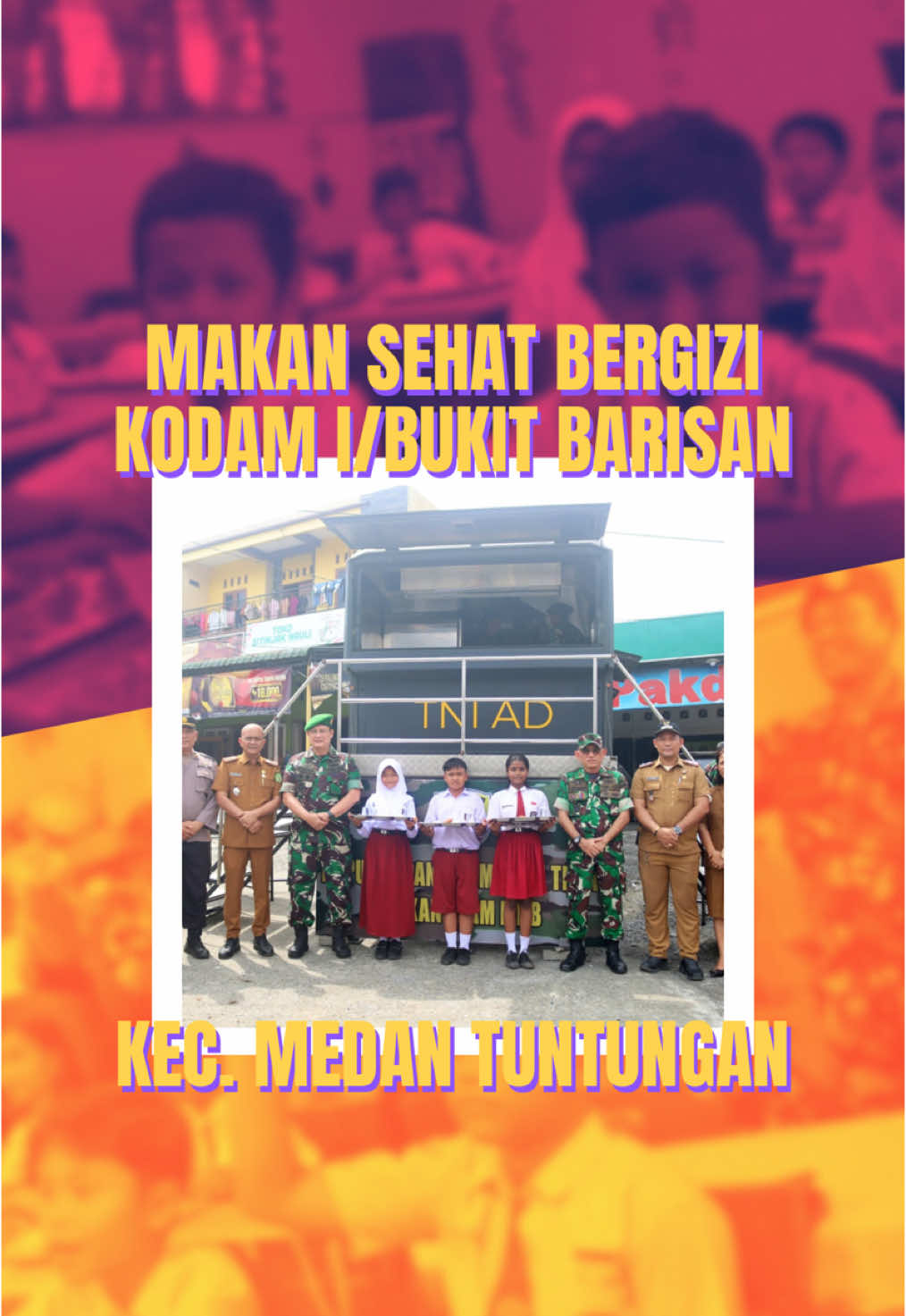 Sebanyak 200 lebih siswa Sekolah Dasar Negeri 067246 Medan, Kelurahan Tanjung Selamat, Kecamatan Medan Tuntungan, mendapatkan makan sehat bergizi dari Kodam I Bukit Barisan (BB), Senin (6/1). Kegiatan ini merupakan bagian dari dukungan Kodam I/BB terhadap program nasional Makan Bergizi Gratis (MBG) yang diinisiasi oleh Presiden Prabowo Subianto. Pembagian makanan dilakukan di dua lokasi, yaitu halaman sekolah dan ruang kelas. Menu yang disajikan meliputi nasi putih, ayam goreng krispi, tempe goreng, sayur, buah melon, dan satu gelas air mineral. Hidangan tersebut dimasak langsung menggunakan Dapur Lapangan Mobile TNI AD milik Bekangdam I/BB. Pangdam I/BB diwakili oleh Pamen Ahli Pangdam I/BB Bidang OMP Kolonel Arm Eric Simanjuntak meninjau langsung pelaksanaan pembagian makanan, didampingi Danramil 07/MT Kapten Arm Edy Hutabarat, SH., MH., Camat Medan Tuntungan Berani Perangin-Angin, SH., MH., serta Lurah Tanjung Selamat Hans Joy Tarigan, SH., MH. Diharapkan, melalui program ini, para siswa dapat memperoleh gizi yang baik untuk mendukung pertumbuhan fisik serta meningkatkan kesadaran tentang pentingnya pola makan sehat bagi masa depan yang lebih baik. @bobbynst @bungauliarachman @pemko.medan @prokopim_pemkomedan @brani_perangin_angin @andikayehezkiel #KolaborasiMedanBerkah #MedanBerkah #SalamKolaborasi