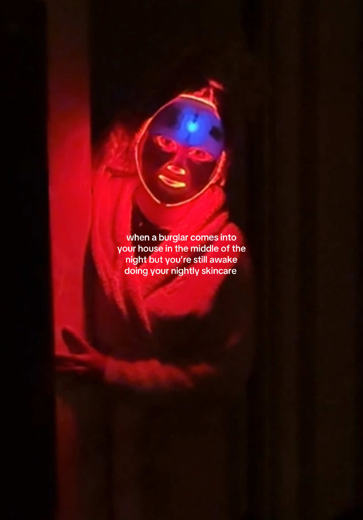 Nothings interfering with my nightly skincare routine 🧖🏼‍♀️ #redlighttherapy #redlighttherapymask #skincare #nightlyskincare 