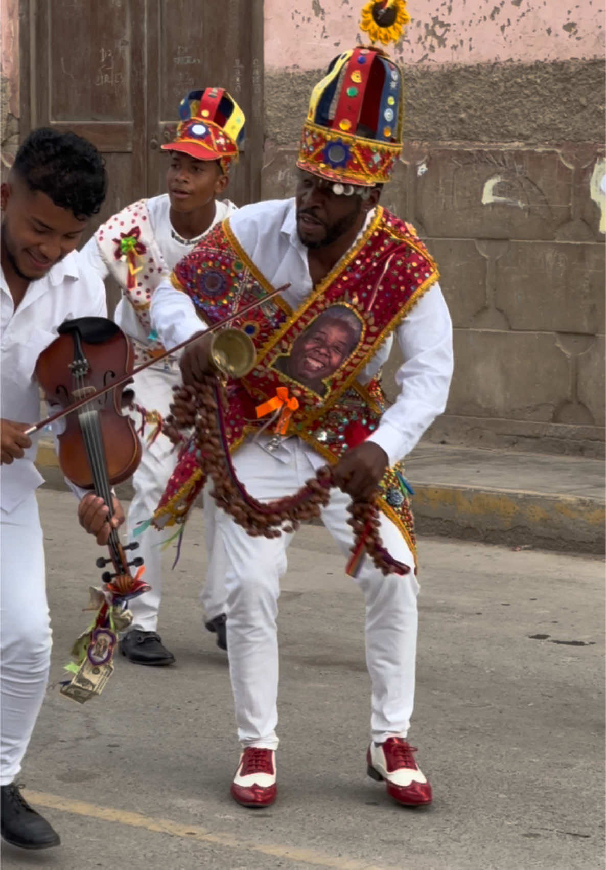LLEGARON LOA REYES 🤴 y con ellos LEGADO AMADOR 👞 #bajadadereyes #chincha #elcarmen #zapateo #afro